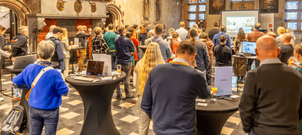 Deelnemers staan samen in een zaal tijdens de eerste Cycle Summit Sports in Vlaanderen