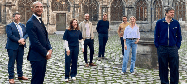Personen poseren samen bij hun toetreding tot het Flanders Heritage Venues‑netwerk