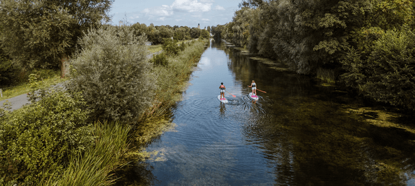 2 personen op een surfboard in het water 2 personen op een surfboard in het water