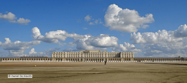 het strand in Oostende met Thermae Palace het strand in Oostende met Thermae Palace