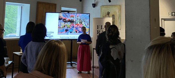 personen die luisteren naar presentatie expertisedag Reizen naar Morgen te Gent personen die luisteren naar presentatie expertisedag Reizen naar Morgen te Gent