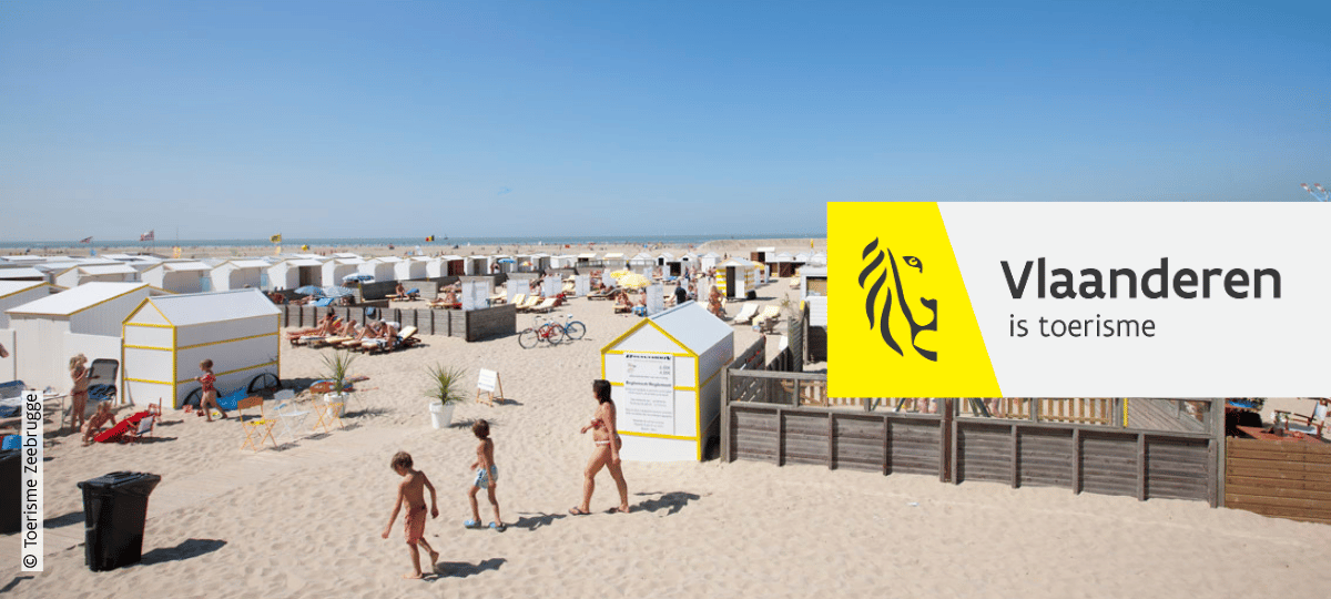 het strand in Zeebrugge in volle zomer met strandhutten en mensen op het strand