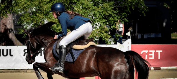 meisje op een paard in actie meisje op een paard in actie
