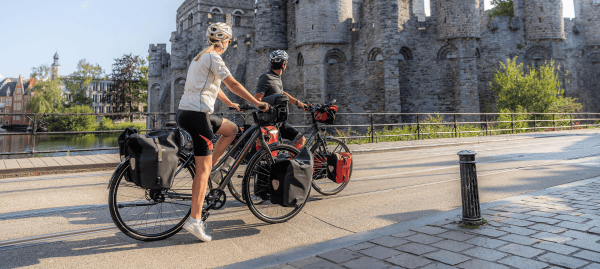 2 fietsers aan het Gravensteen te Gent