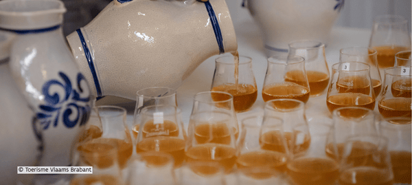 Afbeelding van het uitschenken van Geuze Afbeelding van het uitschenken van Geuze