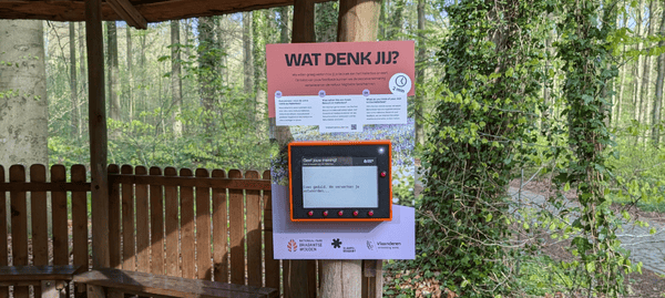 Afbeelding van bevragingstoestel in de natuur voor het verzamelen van feedback Afbeelding van bevragingstoestel in de natuur voor het verzamelen van feedback