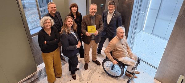 Groepsfoto van personen in Provinciaal Hof met hoogste toegankelijkheidslabel Groepsfoto van personen in Provinciaal Hof met hoogste toegankelijkheidslabel